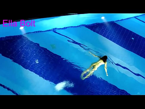 ❤️ Ik kin net ophâlde te sjen, jonge blonde fongen neaken swimmen yn ELLA BOLT resort pool ️ Russyske porno op fy.porngifmag.ru ️❤